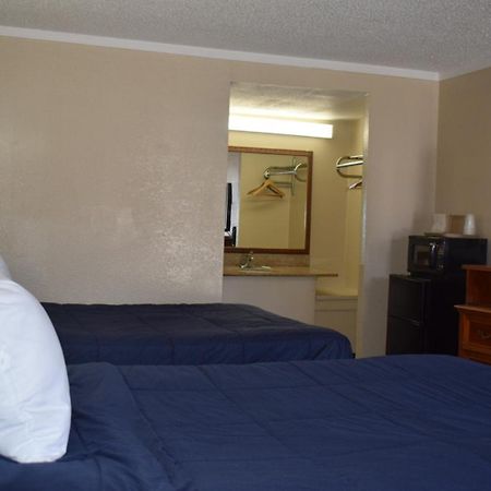 Knights Inn Farmington Hills Bagian luar foto