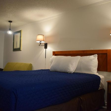 Knights Inn Farmington Hills Bagian luar foto