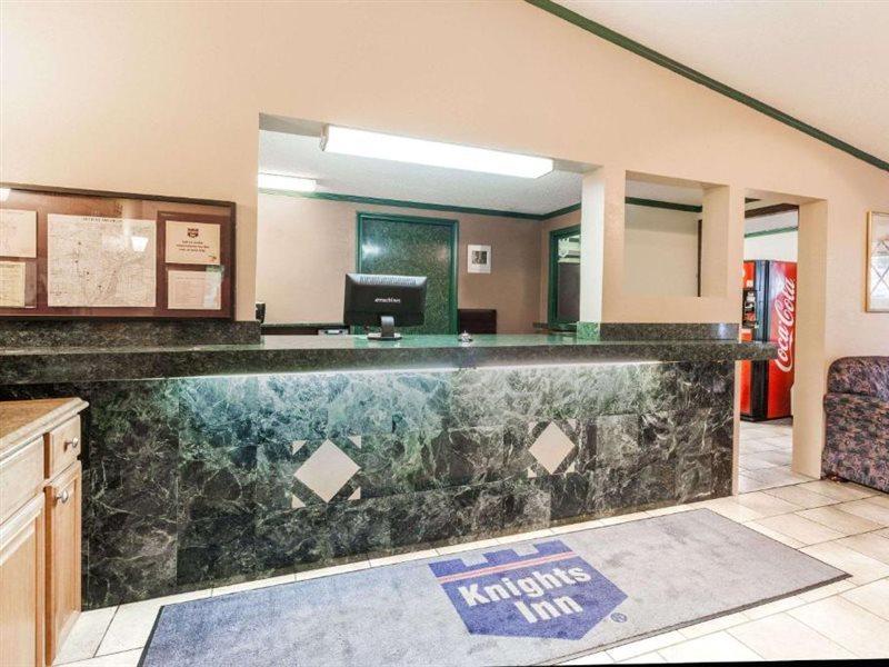 Knights Inn Farmington Hills Bagian luar foto