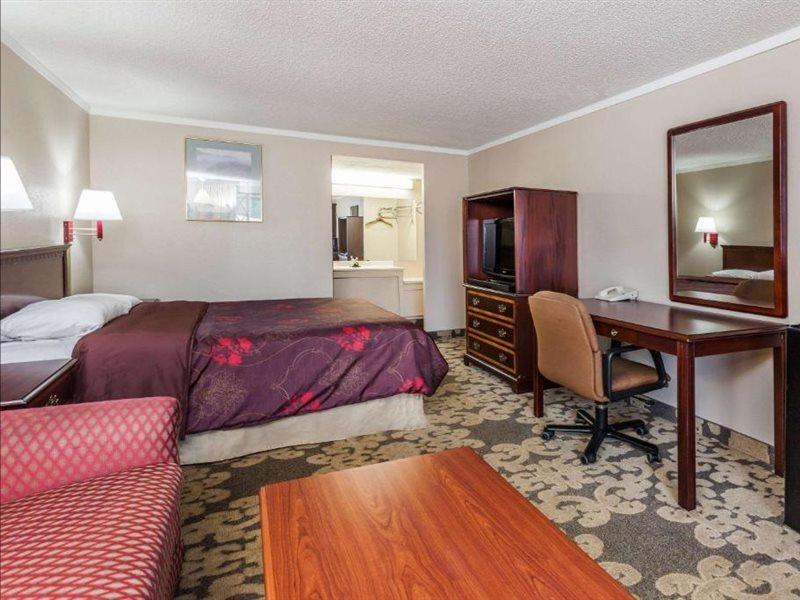 Knights Inn Farmington Hills Bagian luar foto