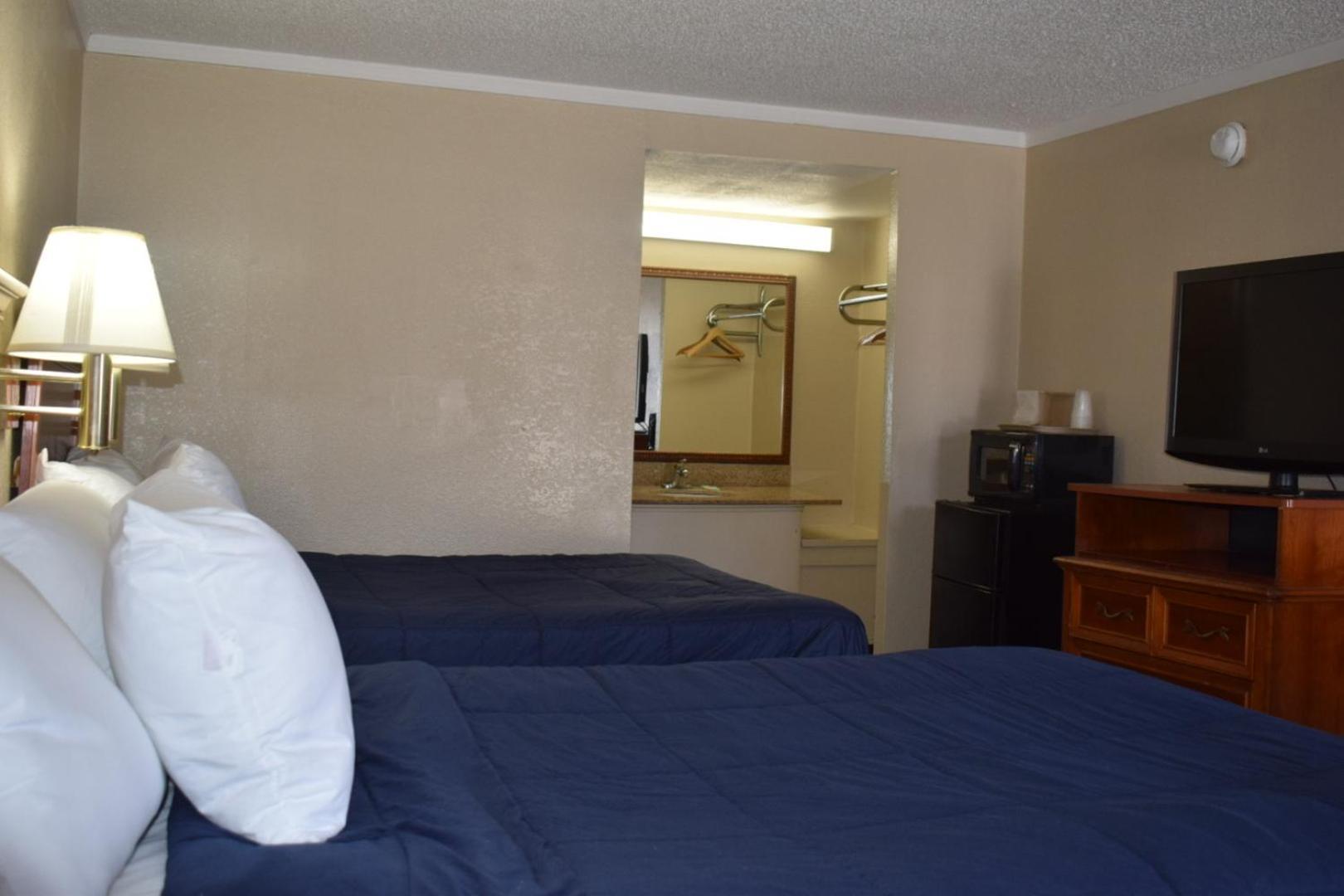 Knights Inn Farmington Hills Bagian luar foto