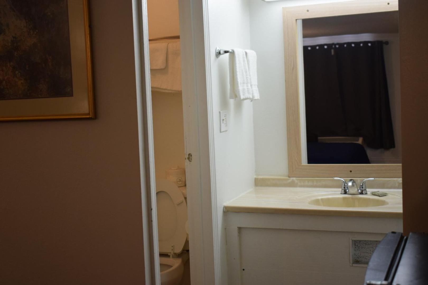 Knights Inn Farmington Hills Bagian luar foto