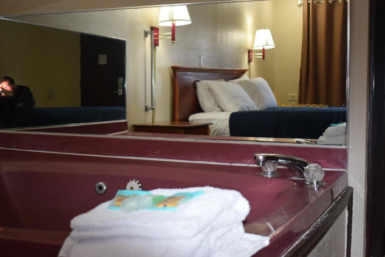 Knights Inn Farmington Hills Bagian luar foto