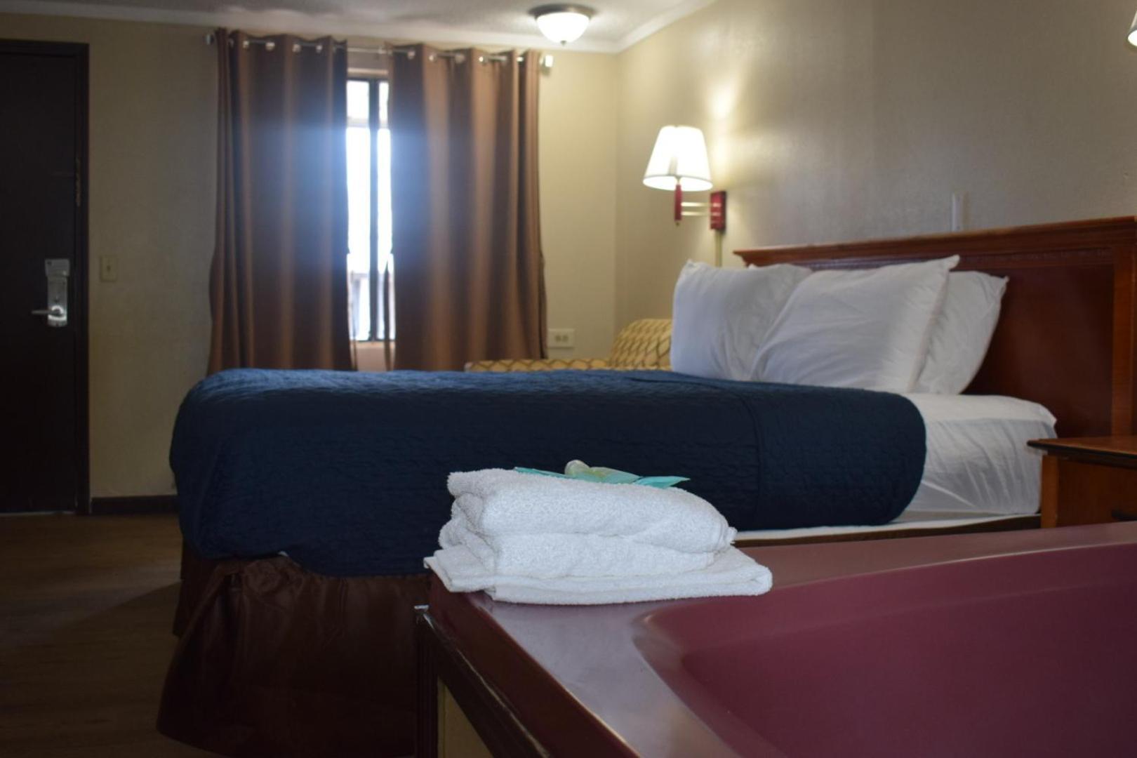 Knights Inn Farmington Hills Bagian luar foto