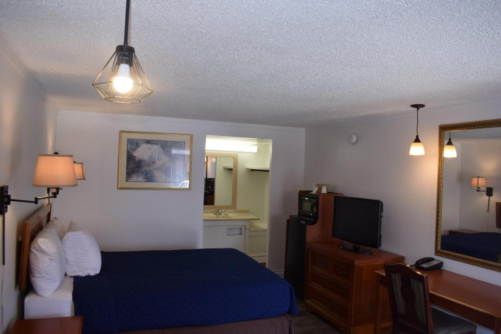 Knights Inn Farmington Hills Bagian luar foto