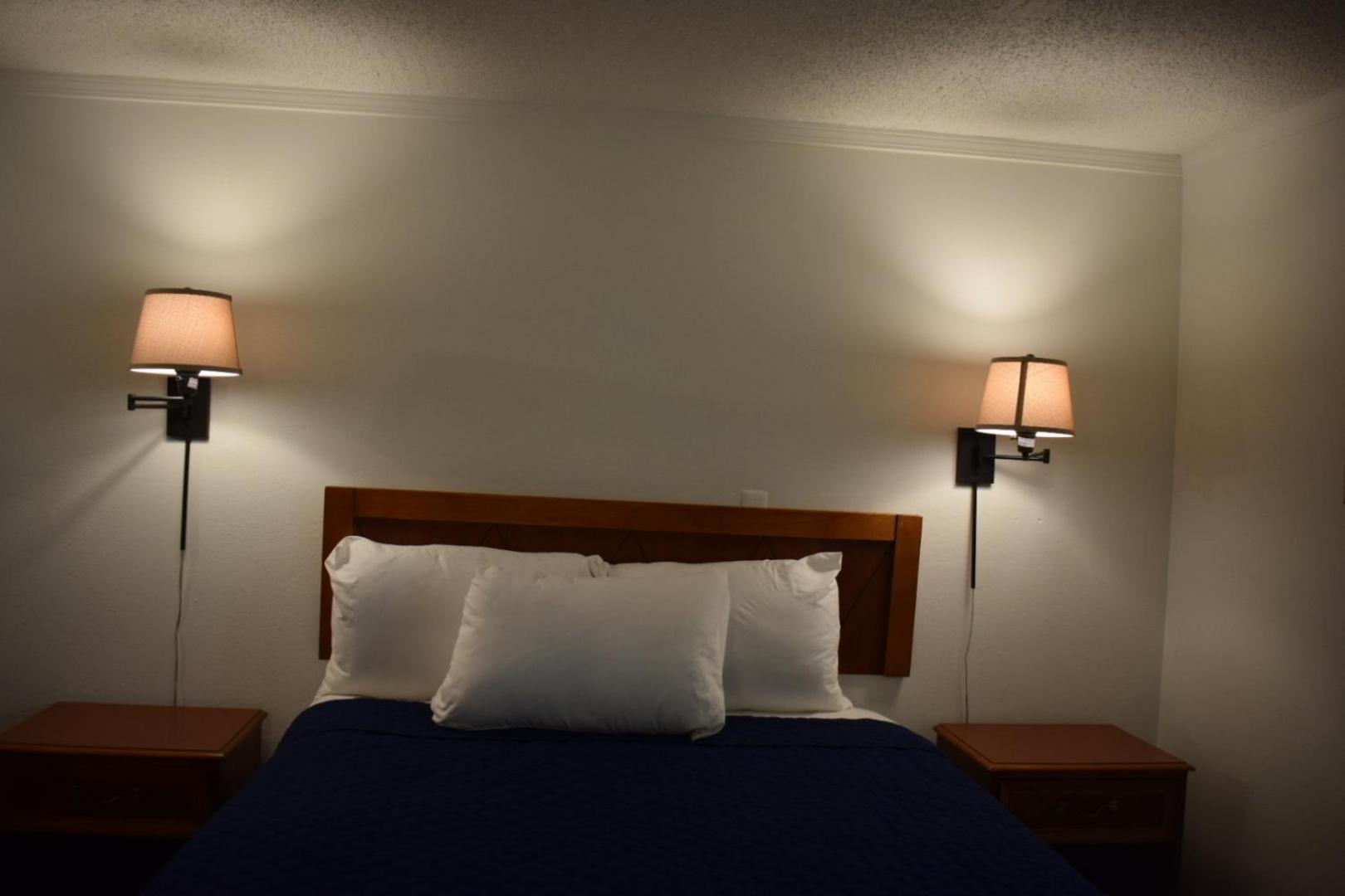Knights Inn Farmington Hills Bagian luar foto