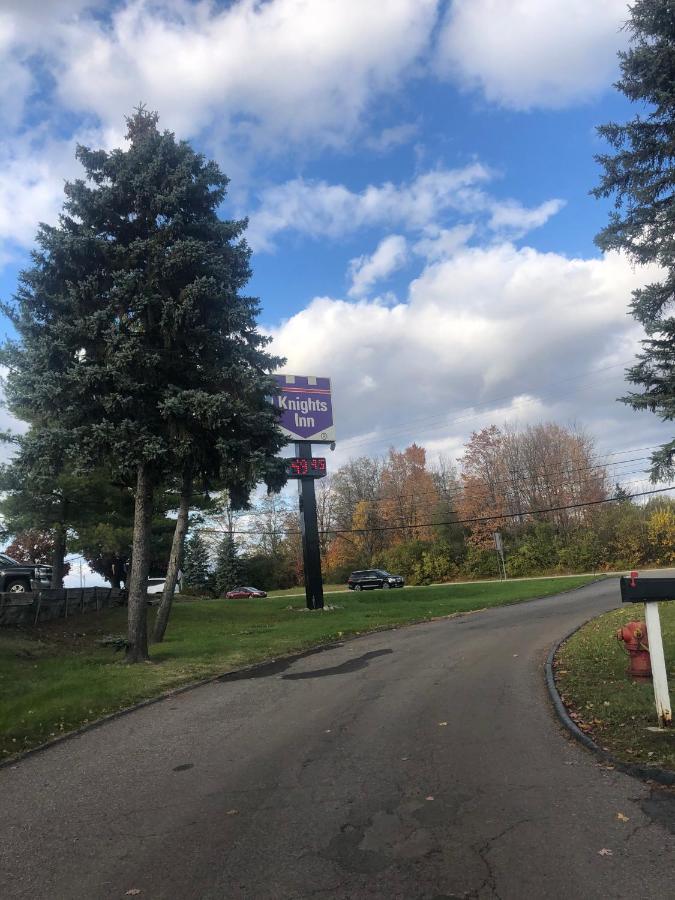 Knights Inn Farmington Hills Bagian luar foto